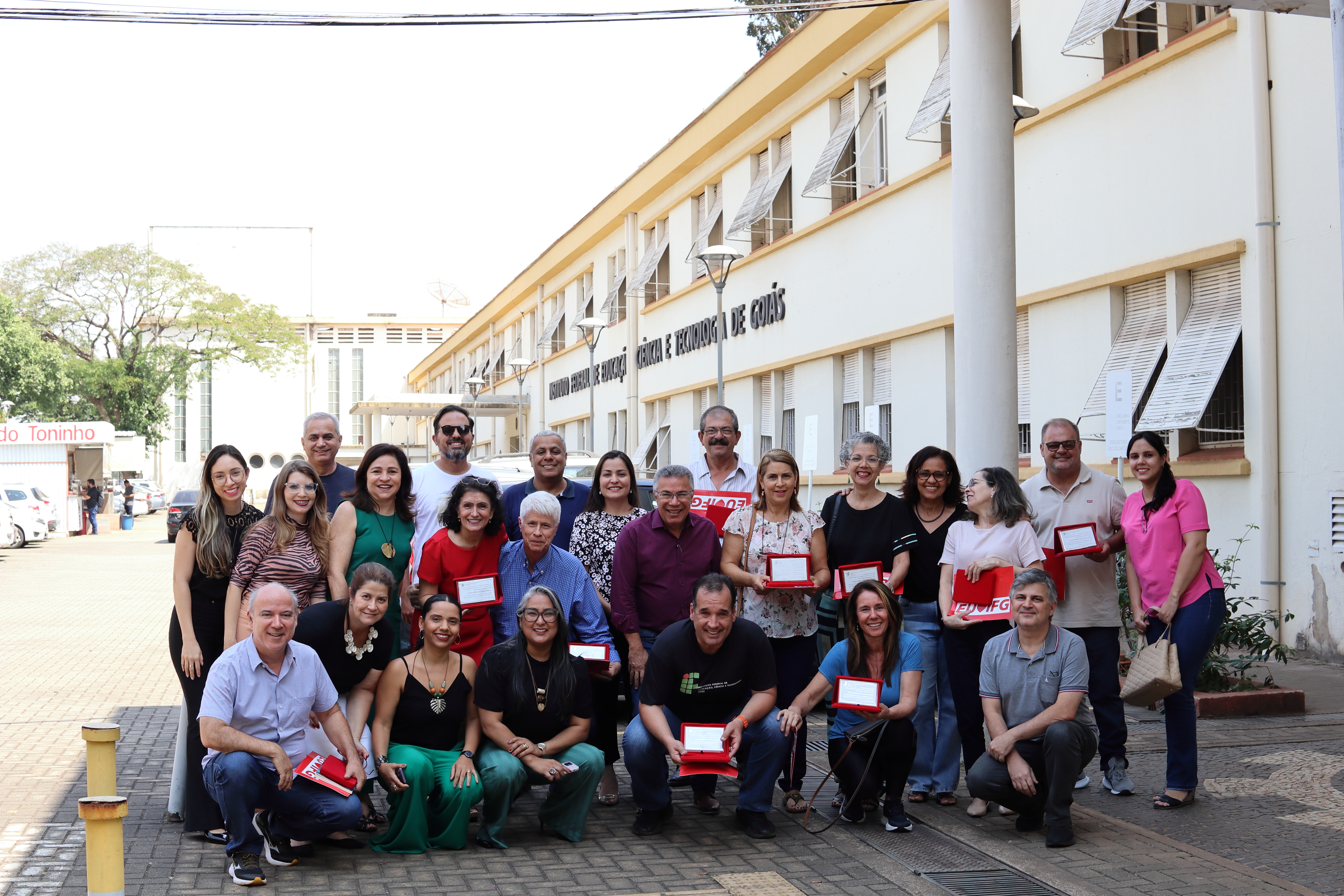 Servidores aposentados que foram homenageados pousaram em frente ao Câmpus Goiânia após o encerramento da solenidade.